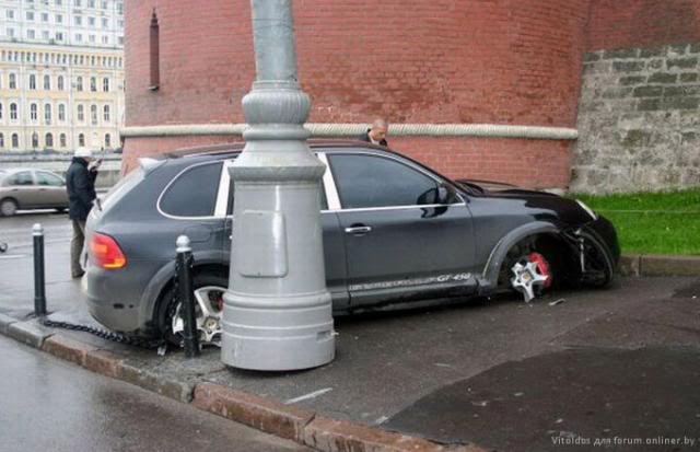 Name:  porsche_wrecked_broken_rims.jpg
Views: 931
Size:  39.9 KB